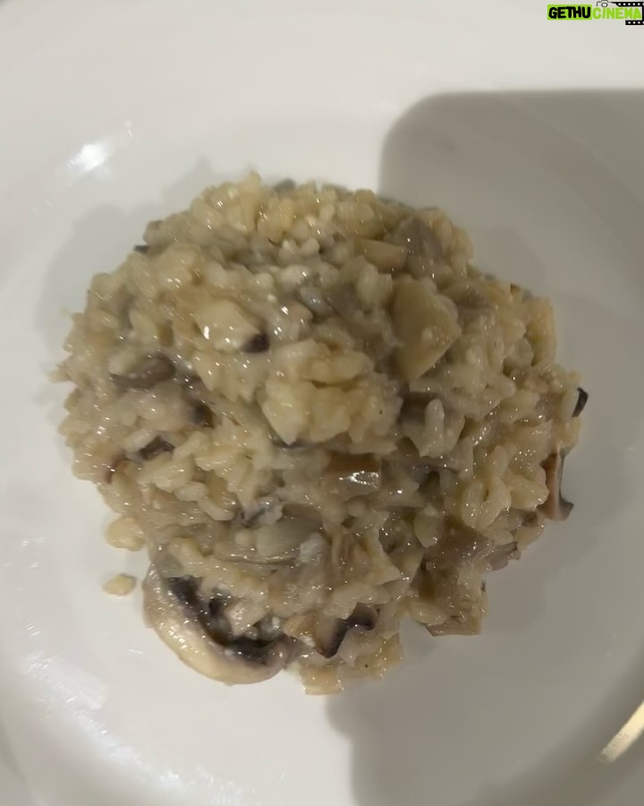 Ebru Akel Instagram - Mutfakta birileri var 👩🍳 Ne tatli bir gün gecirdik 😊 Sicacik , davetin sahipleri gibi ✨🤍 Canim @evkokusu her yaptigi güzel ve özel 🤍 Tesekkurler 🙏😉 #wmftürkiye #evkokusu #anlar 📸. #reklamdeğildir @bettymazalto_photography 🤍