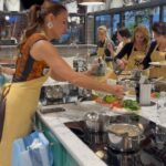 Ebru Akel Instagram - Mutfakta birileri var 👩‍🍳 Ne tatli bir gün gecirdik 😊 Sicacik , davetin sahipleri gibi ✨🤍 Canim @evkokusu her yaptigi güzel ve özel 🤍 Tesekkurler 🙏😉 #wmftürkiye #evkokusu #anlar 📸. #reklamdeğildir @bettymazalto_photography 🤍