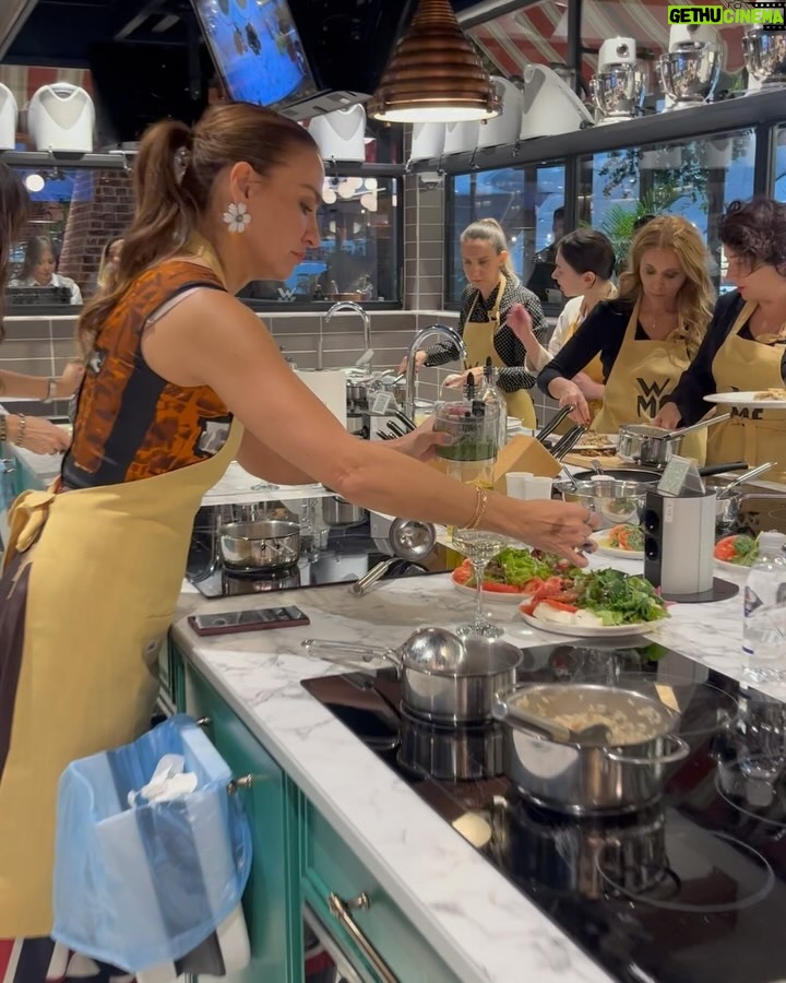 Ebru Akel Instagram - Mutfakta birileri var 👩🍳 Ne tatli bir gün gecirdik 😊 Sicacik , davetin sahipleri gibi ✨🤍 Canim @evkokusu her yaptigi güzel ve özel 🤍 Tesekkurler 🙏😉 #wmftürkiye #evkokusu #anlar 📸. #reklamdeğildir @bettymazalto_photography 🤍