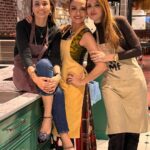 Ebru Akel Instagram - Mutfakta birileri var 👩‍🍳 Ne tatli bir gün gecirdik 😊 Sicacik , davetin sahipleri gibi ✨🤍 Canim @evkokusu her yaptigi güzel ve özel 🤍 Tesekkurler 🙏😉 #wmftürkiye #evkokusu #anlar 📸. #reklamdeğildir @bettymazalto_photography 🤍