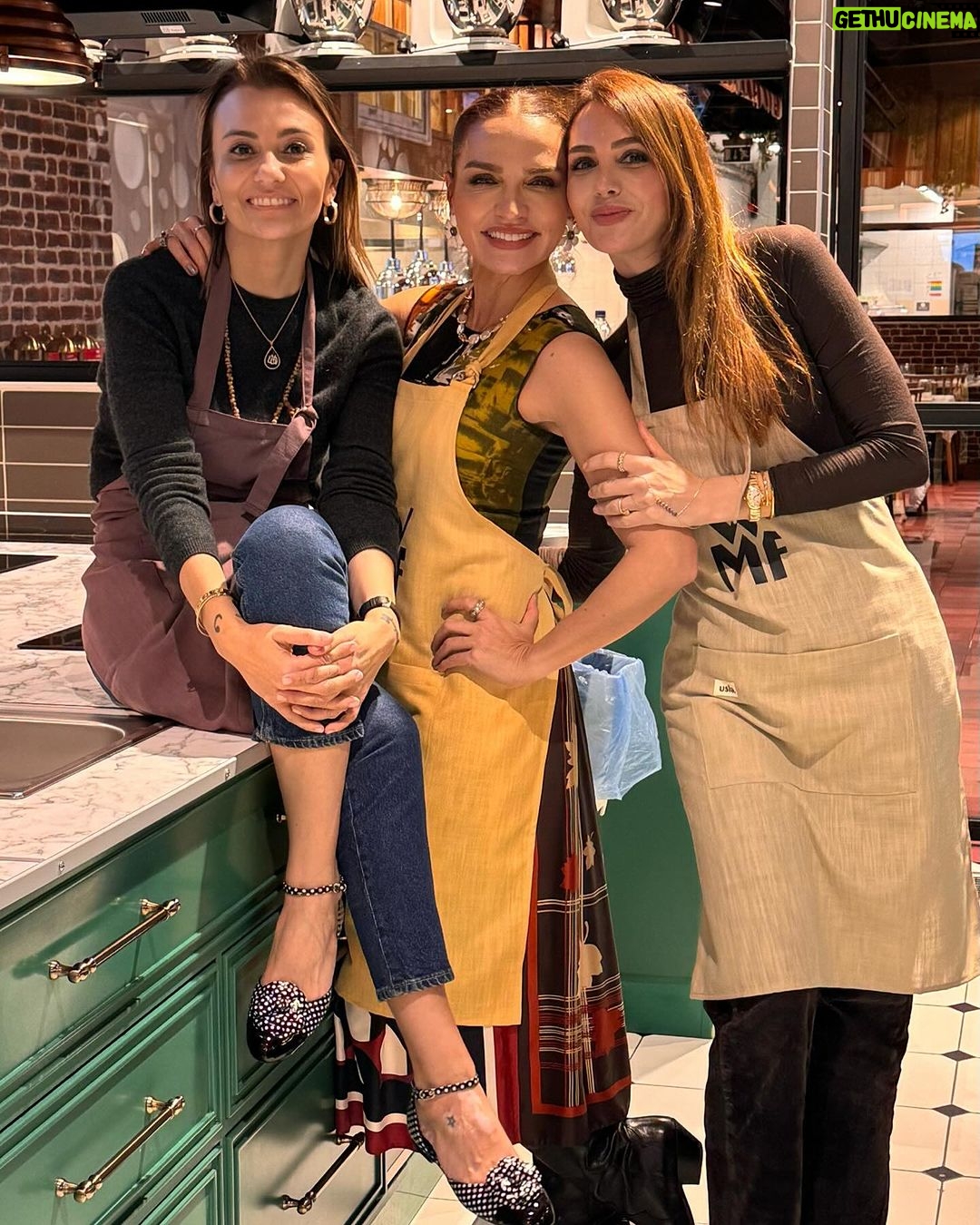 Ebru Akel Instagram - Mutfakta birileri var 👩🍳 Ne tatli bir gün gecirdik 😊 Sicacik , davetin sahipleri gibi ✨🤍 Canim @evkokusu her yaptigi güzel ve özel 🤍 Tesekkurler 🙏😉 #wmftürkiye #evkokusu #anlar 📸. #reklamdeğildir @bettymazalto_photography 🤍