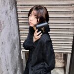 Elaiza Ikeda Instagram – @amiparis の美しいテーラードとアイコニックなパリパリナノバッグ。

#AmiSS24
#AmiParis

#PR