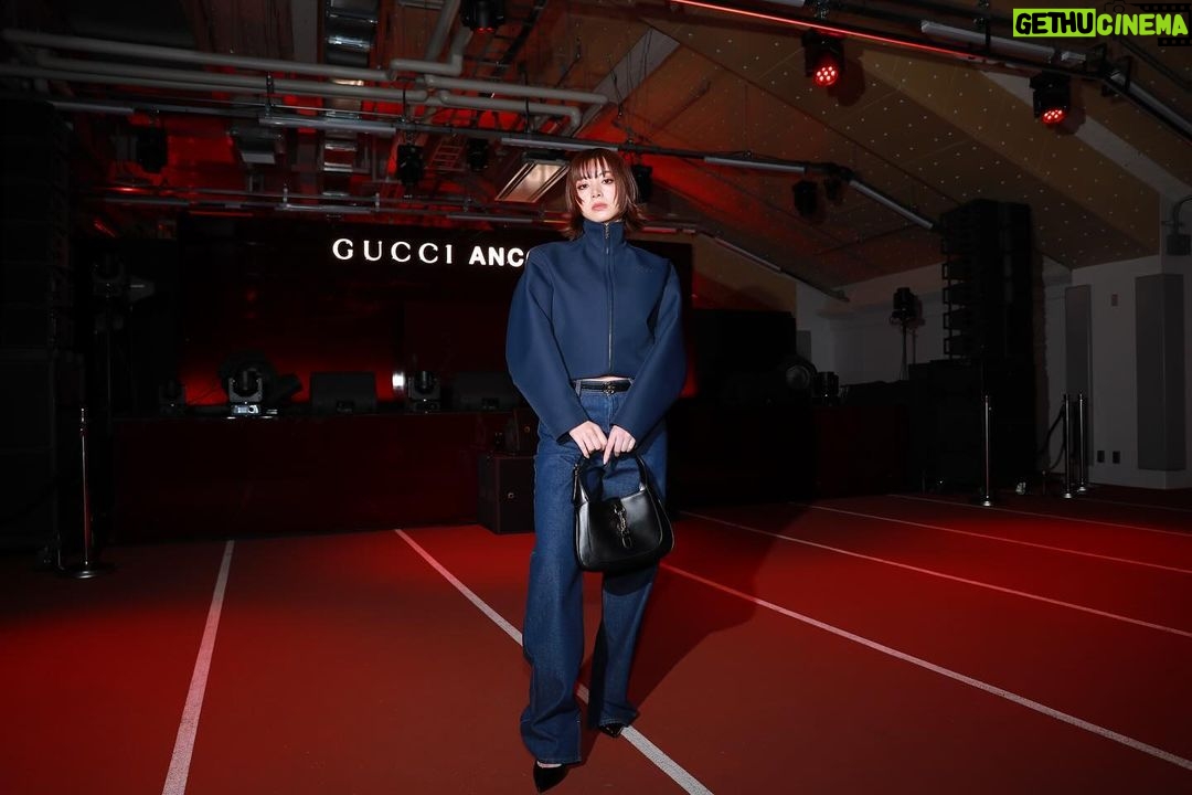 Elaiza Ikeda Instagram - GUCCIの新クリエイティブ・ディレクターサバト・デ・サルノが新生GUCCIとして発表した『Gucci Ancora』 (ancora – もう一度、もっと、ファッションに恋をしよう)と名付けたられたショーは記憶に新しく、私にも大きな衝撃をもたらしました。 実際に袖を通してみると、生活に良く馴染む肌触りに、少しサプライズ感のある華やかさが見え隠れしてとてもワクワクしました。 @Gucci @sabatods #GucciAncora #GucciSS24 #PR
