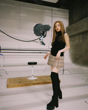Elaiza Ikeda Instagram - 全身はこんな感じ
SUNNYを思い出すバーバリーチェックのミニスカート🫠

#平成バーガー大復活