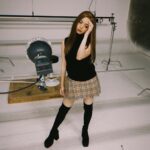 Elaiza Ikeda Instagram - 全身はこんな感じ SUNNYを思い出すバーバリーチェックのミニスカート🫠 #平成バーガー大復活