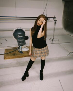 Elaiza Ikeda Instagram - 全身はこんな感じ
SUNNYを思い出すバーバリーチェックのミニスカート🫠

#平成バーガー大復活