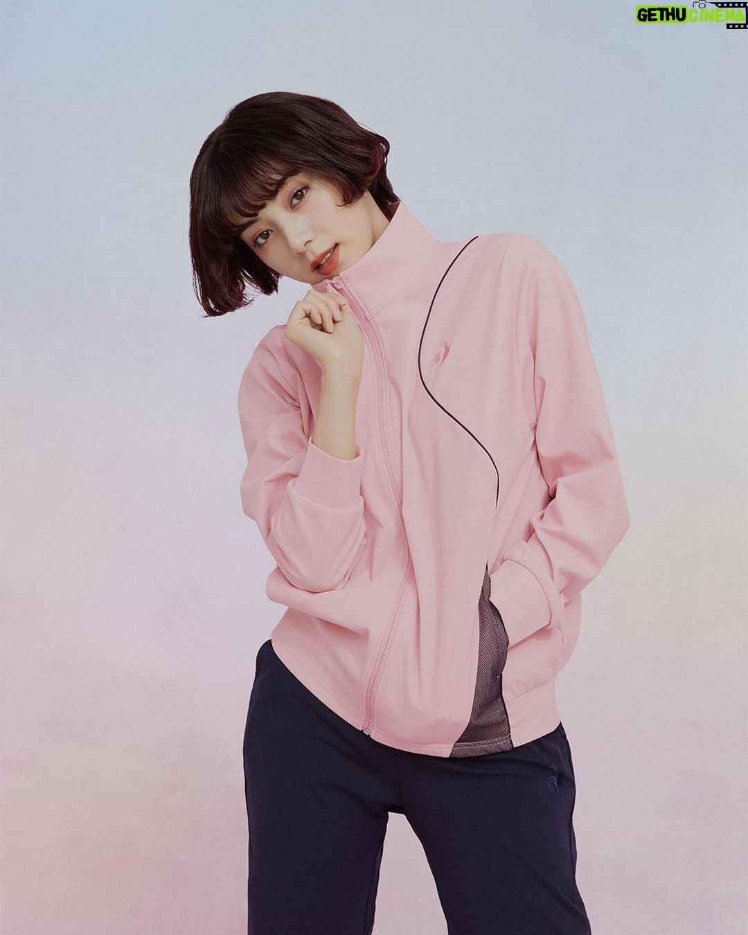 Elaiza Ikeda Instagram - 春が待ち遠しくなる色🌸 #Repost @lecoqsportif_japan ・・・ 女優・池田エライザさんが纏うルコックスポルティフの2023春夏コレクション。 フランス語で「美しい光」を意味するベル ルミエール(BELLE LUMIÈRE)をテーマに 光を浴びた色彩を想起させる鮮やかで快適なTシャツから、軽やかに動けるパンツまでバリエーション豊富に揃いました。 ヘランカツイルジャージジャケット #ルコックスポルティフ #lecoqsportif #ルコック #lecoq #ルコックコーデ #スポーツウェア #スポーツコーデ #スポーツウェアコーデ #スポーツウェアブランド #ライフスタイルウェア #トレーニングウェア #トレーニングウェアコーデ #フィットネスウェア #カジュアルコーデ #スニーカーコーデ #スニーカーコーディネート #パンツスタイル #カジュアル #美脚 #スタイルアップ #池田エライザ #ikedaelaiza #elaizaikeda #elaiza #elaiza_ikd