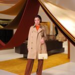 Elaiza Ikeda Instagram - THE BURBERRY TRENCH POP-UP バーバリーのアイコンであるトレンチコートにフォーカスしたポップアップストアを伊勢丹新宿店 本館2階にて開催中。2/20(月)まで。 日本人クリエイティブ・ユニットSPREADとのコラボによる空間で、ヴィンテージや定番、シーズナルなど、様々な種類のトレンチが揃います。職人によるパーソナライゼーションも #BurberryTrench #伊勢丹新宿 @Burberry