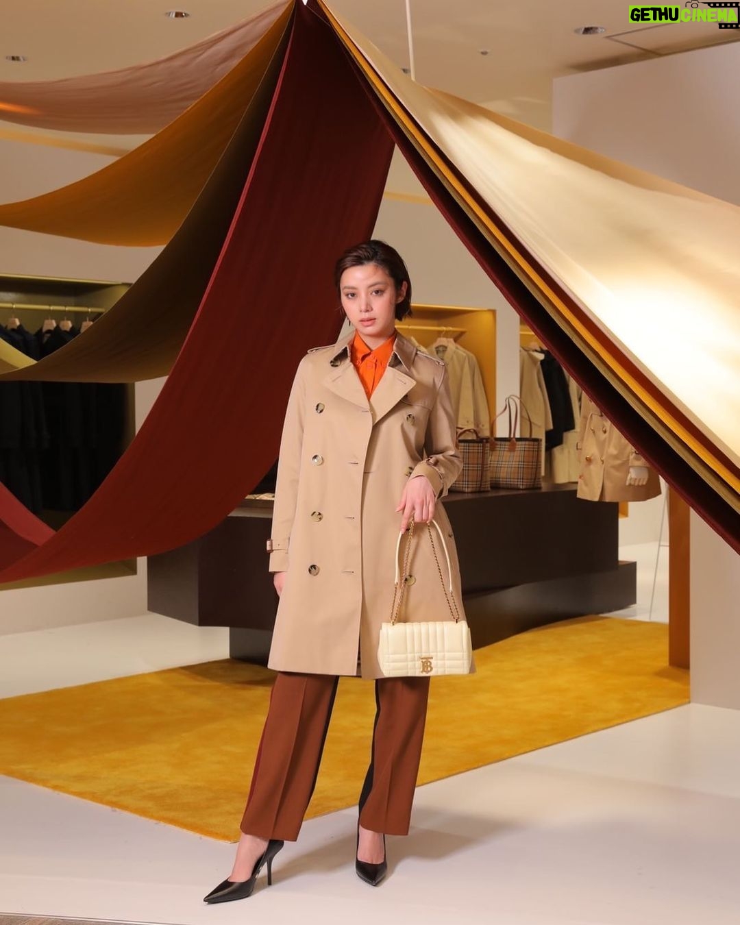 Elaiza Ikeda Instagram - THE BURBERRY TRENCH POP-UP バーバリーのアイコンであるトレンチコートにフォーカスしたポップアップストアを伊勢丹新宿店 本館2階にて開催中。2/20(月)まで。 日本人クリエイティブ・ユニットSPREADとのコラボによる空間で、ヴィンテージや定番、シーズナルなど、様々な種類のトレンチが揃います。職人によるパーソナライゼーションも #BurberryTrench #伊勢丹新宿 @Burberry