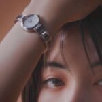 Elaiza Ikeda Instagram - 時計を見るたびに思い出すような素敵な思い出と共に、是非。 #Repost @seiko_lukia ・・・ 小ぶりなサイズ感とシンプルで洗練されたデザインが魅力的のソーラーモデル。 ケースとブレスレットのシャープな造形が光を反射し、小ぶりなサイズ感の中でも存在感を放ち、アクセサリー感覚で着用していただける1本です🤍 >>製品情報 SSVR139 ¥47,300（税込） ・ソーラー時計 ・10気圧防水 #lukia #seikolukia #seiko #セイコー #ルキア #セイコールキア #腕時計 #時計 #大人シンプル #大人カジュアル #シンプルコーデ #カジュアルコーデ #秋冬コーデ #秋冬 #秋冬アクセサリー #ファッションアイテム #ウォッチ #ファッション小物 #ソーラー電波 #電波時計 #手元くら部 #手元倶楽部 #手元コーデ #時計女子 #腕時計コーデ #ご褒美ジュエリー #自分へのご褒美