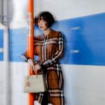 Elaiza Ikeda Instagram - トーマス・バーバリーのモノグラム がきらりと光る、 イタリアにて、なめし加工が施されたグレニーレザーのツートンのトート。 一生のお付き合いになりそうなシンプルなデザイン🤍 #BURBERRYFESTIVE