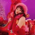 Elaiza Ikeda Instagram - ケチャップサンタのオフショット 沢山撮ってくださったので この期間SNS頑張るよ🫰 ピンクのサンタです ハッピーな感じです🫠 https://youtu.be/F0qQ2qLv0ek