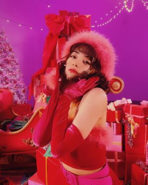 Elaiza Ikeda Instagram - ケチャップサンタのオフショット
沢山撮ってくださったので
この期間SNS頑張るよ🫰

ピンクのサンタです
ハッピーな感じです🫠

https://youtu.be/F0qQ2qLv0ek
