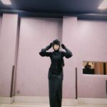 Elaiza Ikeda Instagram - お久しぶりの私服。 朝早くなくて猫の毛をコロコロする余裕があるときだけ着れる黒い服🐈