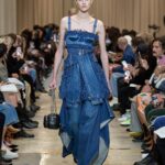 Elaiza Ikeda Instagram - Burberry Spring/Summer 2023 私がまず最初に注目したのは人間の動きに沿って流れ、軽やかにはためくデニムのラインでした。 次に、オーバーなサイズでも、その人の魅力や本質は隠さないアウターやボトムスたち。 ベラのアイコニックなブルーはもちろん、バーバリーらしいベージュのアイウェアなど、目を見張るアイテムが沢山ありました。メンズのスーツもリカルド・ティッシならではのスケールで堪らなかった。 @burberry @riccardotisci17 #BurberrySS23 #BurberryShow