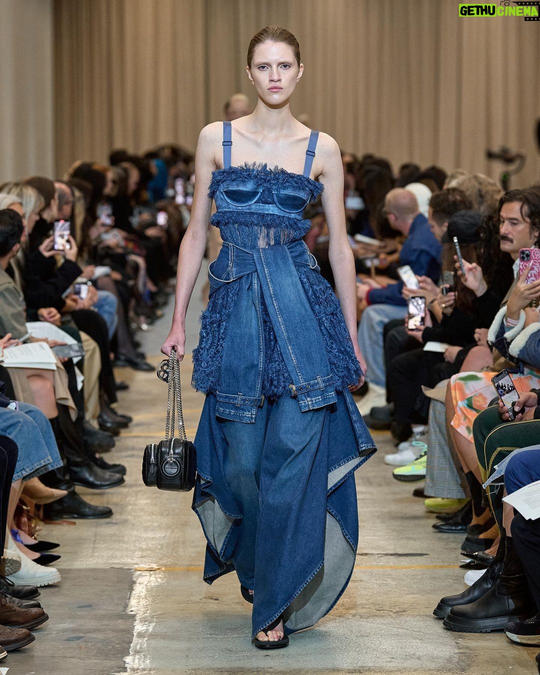 Elaiza Ikeda Instagram - Burberry Spring/Summer 2023 私がまず最初に注目したのは人間の動きに沿って流れ、軽やかにはためくデニムのラインでした。 次に、オーバーなサイズでも、その人の魅力や本質は隠さないアウターやボトムスたち。 ベラのアイコニックなブルーはもちろん、バーバリーらしいベージュのアイウェアなど、目を見張るアイテムが沢山ありました。メンズのスーツもリカルド・ティッシならではのスケールで堪らなかった。 @burberry @riccardotisci17 #BurberrySS23 #BurberryShow