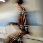 Elaiza Ikeda Instagram - トーマス・バーバリーのモノグラム がきらりと光る、 イタリアにて、なめし加工が施されたグレニーレザーのツートンのトート。 一生のお付き合いになりそうなシンプルなデザイン🤍 #BURBERRYFESTIVE