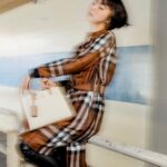 Elaiza Ikeda Instagram - トーマス・バーバリーのモノグラム がきらりと光る、 イタリアにて、なめし加工が施されたグレニーレザーのツートンのトート。 一生のお付き合いになりそうなシンプルなデザイン🤍 #BURBERRYFESTIVE
