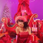 Elaiza Ikeda Instagram - ケチャップサンタのオフショット 沢山撮ってくださったので この期間SNS頑張るよ🫰 ピンクのサンタです ハッピーな感じです🫠 https://youtu.be/F0qQ2qLv0ek