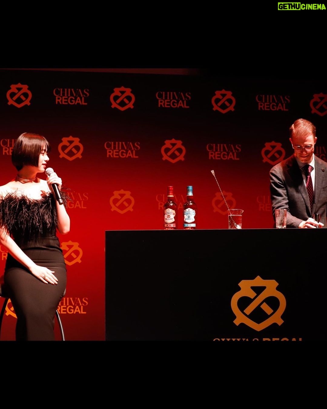 Elaiza Ikeda Instagram - 歴史あるスコッチウイスキー、 シーバスリーガルのブランドアンバサダーを務めることになりました! 愛と信念を持って多くの人に愛され、支持され続けたシーバスリーガルのファミリー になれることがとても幸せです。 ブランドが掲げる『I Rise We Rise』とい うテーマ。 日本では『ハートを、そそごう。』という 解釈で制作された TVCM が本日よりシーバ スリーガル公式ウェブサイトにて先行配信 となります。 メイキングでは私たちチームがハートを注ぐ瞬間が盛りだくさんなので是非🤍 @chivasregaljp #シーバスリーガル #ハートをそそごう #IRiseWeRise #ChivasRegalxElaiza