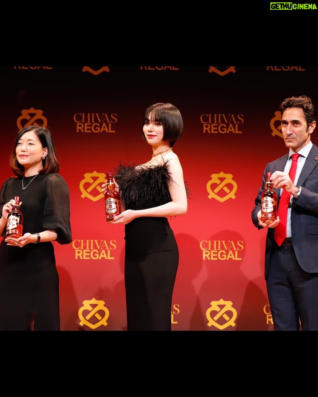 Elaiza Ikeda Instagram - 歴史あるスコッチウイスキー、 シーバスリーガルのブランドアンバサダーを務めることになりました! 愛と信念を持って多くの人に愛され、支持され続けたシーバスリーガルのファミリー になれることがとても幸せです。 ブランドが掲げる『I Rise We Rise』とい うテーマ。 日本では『ハートを、そそごう。』という 解釈で制作された TVCM が本日よりシーバ スリーガル公式ウェブサイトにて先行配信 となります。 メイキングでは私たちチームがハートを注ぐ瞬間が盛りだくさんなので是非🤍 @chivasregaljp #シーバスリーガル #ハートをそそごう #IRiseWeRise #ChivasRegalxElaiza
