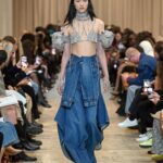 Elaiza Ikeda Instagram - Burberry Spring/Summer 2023 私がまず最初に注目したのは人間の動きに沿って流れ、軽やかにはためくデニムのラインでした。 次に、オーバーなサイズでも、その人の魅力や本質は隠さないアウターやボトムスたち。 ベラのアイコニックなブルーはもちろん、バーバリーらしいベージュのアイウェアなど、目を見張るアイテムが沢山ありました。メンズのスーツもリカルド・ティッシならではのスケールで堪らなかった。 @burberry @riccardotisci17 #BurberrySS23 #BurberryShow