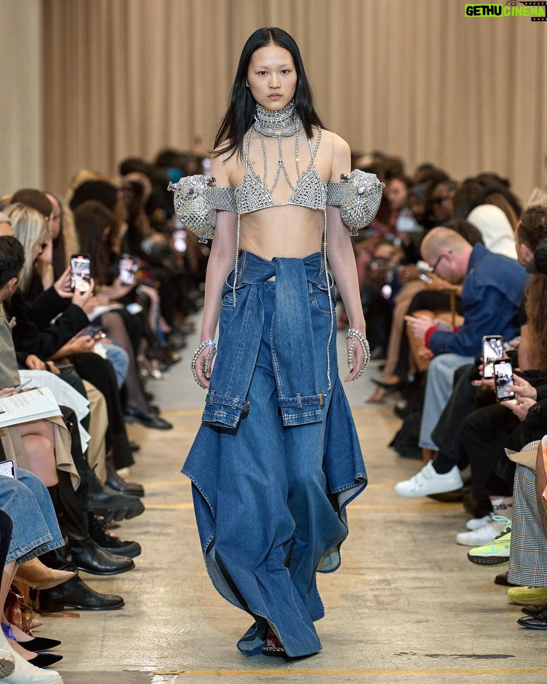Elaiza Ikeda Instagram - Burberry Spring/Summer 2023 私がまず最初に注目したのは人間の動きに沿って流れ、軽やかにはためくデニムのラインでした。 次に、オーバーなサイズでも、その人の魅力や本質は隠さないアウターやボトムスたち。 ベラのアイコニックなブルーはもちろん、バーバリーらしいベージュのアイウェアなど、目を見張るアイテムが沢山ありました。メンズのスーツもリカルド・ティッシならではのスケールで堪らなかった。 @burberry @riccardotisci17 #BurberrySS23 #BurberryShow