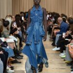Elaiza Ikeda Instagram - Burberry Spring/Summer 2023 私がまず最初に注目したのは人間の動きに沿って流れ、軽やかにはためくデニムのラインでした。 次に、オーバーなサイズでも、その人の魅力や本質は隠さないアウターやボトムスたち。 ベラのアイコニックなブルーはもちろん、バーバリーらしいベージュのアイウェアなど、目を見張るアイテムが沢山ありました。メンズのスーツもリカルド・ティッシならではのスケールで堪らなかった。 @burberry @riccardotisci17 #BurberrySS23 #BurberryShow