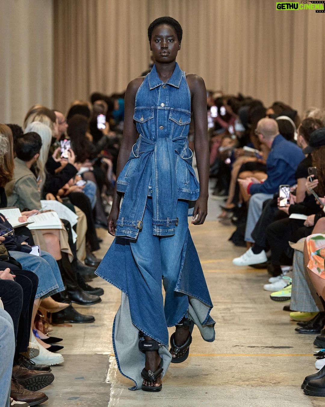 Elaiza Ikeda Instagram - Burberry Spring/Summer 2023 私がまず最初に注目したのは人間の動きに沿って流れ、軽やかにはためくデニムのラインでした。 次に、オーバーなサイズでも、その人の魅力や本質は隠さないアウターやボトムスたち。 ベラのアイコニックなブルーはもちろん、バーバリーらしいベージュのアイウェアなど、目を見張るアイテムが沢山ありました。メンズのスーツもリカルド・ティッシならではのスケールで堪らなかった。 @burberry @riccardotisci17 #BurberrySS23 #BurberryShow
