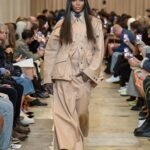 Elaiza Ikeda Instagram - Burberry Spring/Summer 2023 私がまず最初に注目したのは人間の動きに沿って流れ、軽やかにはためくデニムのラインでした。 次に、オーバーなサイズでも、その人の魅力や本質は隠さないアウターやボトムスたち。 ベラのアイコニックなブルーはもちろん、バーバリーらしいベージュのアイウェアなど、目を見張るアイテムが沢山ありました。メンズのスーツもリカルド・ティッシならではのスケールで堪らなかった。 @burberry @riccardotisci17 #BurberrySS23 #BurberryShow