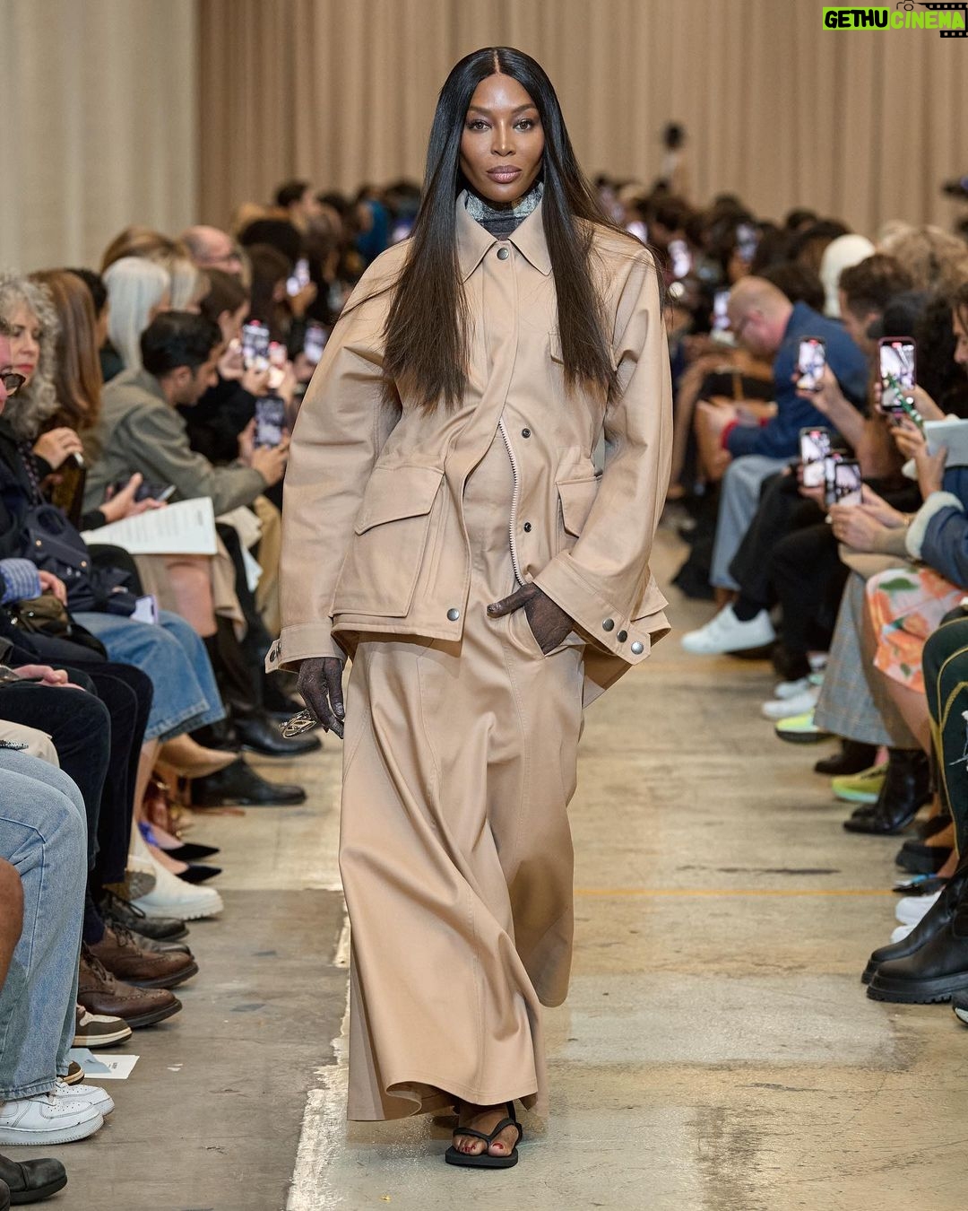 Elaiza Ikeda Instagram - Burberry Spring/Summer 2023 私がまず最初に注目したのは人間の動きに沿って流れ、軽やかにはためくデニムのラインでした。 次に、オーバーなサイズでも、その人の魅力や本質は隠さないアウターやボトムスたち。 ベラのアイコニックなブルーはもちろん、バーバリーらしいベージュのアイウェアなど、目を見張るアイテムが沢山ありました。メンズのスーツもリカルド・ティッシならではのスケールで堪らなかった。 @burberry @riccardotisci17 #BurberrySS23 #BurberryShow