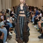 Elaiza Ikeda Instagram - Burberry Spring/Summer 2023 私がまず最初に注目したのは人間の動きに沿って流れ、軽やかにはためくデニムのラインでした。 次に、オーバーなサイズでも、その人の魅力や本質は隠さないアウターやボトムスたち。 ベラのアイコニックなブルーはもちろん、バーバリーらしいベージュのアイウェアなど、目を見張るアイテムが沢山ありました。メンズのスーツもリカルド・ティッシならではのスケールで堪らなかった。 @burberry @riccardotisci17 #BurberrySS23 #BurberryShow