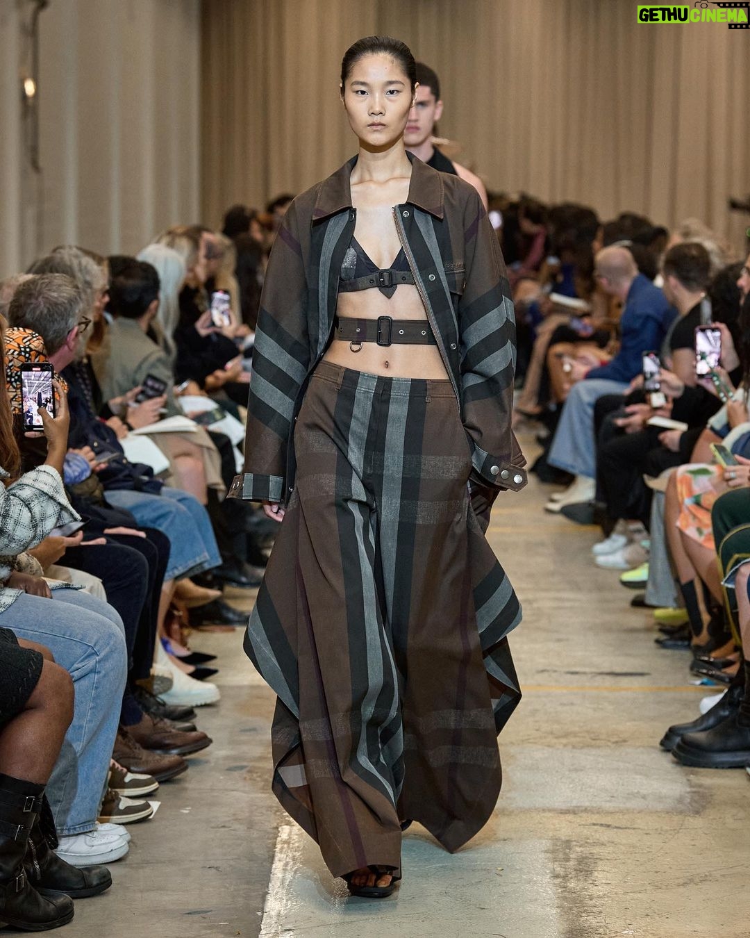 Elaiza Ikeda Instagram - Burberry Spring/Summer 2023 私がまず最初に注目したのは人間の動きに沿って流れ、軽やかにはためくデニムのラインでした。 次に、オーバーなサイズでも、その人の魅力や本質は隠さないアウターやボトムスたち。 ベラのアイコニックなブルーはもちろん、バーバリーらしいベージュのアイウェアなど、目を見張るアイテムが沢山ありました。メンズのスーツもリカルド・ティッシならではのスケールで堪らなかった。 @burberry @riccardotisci17 #BurberrySS23 #BurberryShow