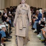 Elaiza Ikeda Instagram - Burberry Spring/Summer 2023 私がまず最初に注目したのは人間の動きに沿って流れ、軽やかにはためくデニムのラインでした。 次に、オーバーなサイズでも、その人の魅力や本質は隠さないアウターやボトムスたち。 ベラのアイコニックなブルーはもちろん、バーバリーらしいベージュのアイウェアなど、目を見張るアイテムが沢山ありました。メンズのスーツもリカルド・ティッシならではのスケールで堪らなかった。 @burberry @riccardotisci17 #BurberrySS23 #BurberryShow