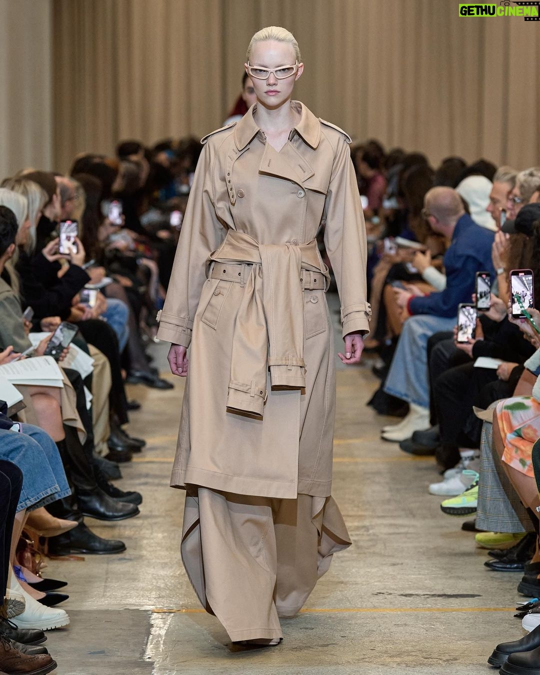 Elaiza Ikeda Instagram - Burberry Spring/Summer 2023 私がまず最初に注目したのは人間の動きに沿って流れ、軽やかにはためくデニムのラインでした。 次に、オーバーなサイズでも、その人の魅力や本質は隠さないアウターやボトムスたち。 ベラのアイコニックなブルーはもちろん、バーバリーらしいベージュのアイウェアなど、目を見張るアイテムが沢山ありました。メンズのスーツもリカルド・ティッシならではのスケールで堪らなかった。 @burberry @riccardotisci17 #BurberrySS23 #BurberryShow
