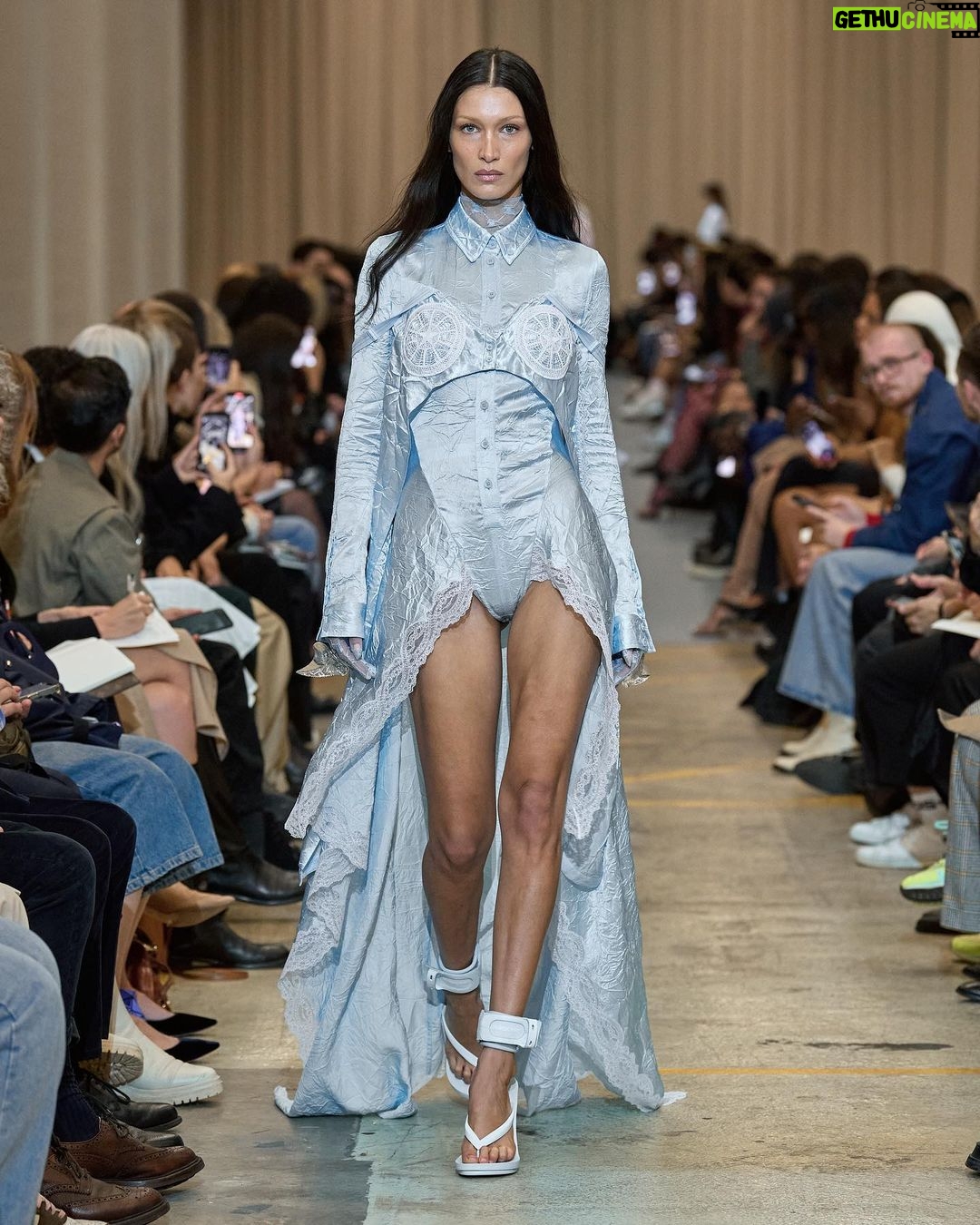 Elaiza Ikeda Instagram - Burberry Spring/Summer 2023 私がまず最初に注目したのは人間の動きに沿って流れ、軽やかにはためくデニムのラインでした。 次に、オーバーなサイズでも、その人の魅力や本質は隠さないアウターやボトムスたち。 ベラのアイコニックなブルーはもちろん、バーバリーらしいベージュのアイウェアなど、目を見張るアイテムが沢山ありました。メンズのスーツもリカルド・ティッシならではのスケールで堪らなかった。 @burberry @riccardotisci17 #BurberrySS23 #BurberryShow