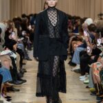 Elaiza Ikeda Instagram - Burberry Spring/Summer 2023 私がまず最初に注目したのは人間の動きに沿って流れ、軽やかにはためくデニムのラインでした。 次に、オーバーなサイズでも、その人の魅力や本質は隠さないアウターやボトムスたち。 ベラのアイコニックなブルーはもちろん、バーバリーらしいベージュのアイウェアなど、目を見張るアイテムが沢山ありました。メンズのスーツもリカルド・ティッシならではのスケールで堪らなかった。 @burberry @riccardotisci17 #BurberrySS23 #BurberryShow
