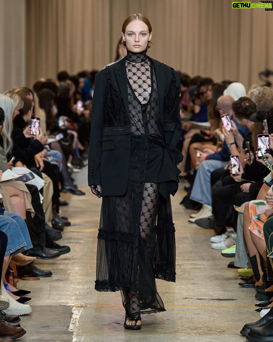 Elaiza Ikeda Instagram - Burberry Spring/Summer 2023 私がまず最初に注目したのは人間の動きに沿って流れ、軽やかにはためくデニムのラインでした。 次に、オーバーなサイズでも、その人の魅力や本質は隠さないアウターやボトムスたち。 ベラのアイコニックなブルーはもちろん、バーバリーらしいベージュのアイウェアなど、目を見張るアイテムが沢山ありました。メンズのスーツもリカルド・ティッシならではのスケールで堪らなかった。 @burberry @riccardotisci17 #BurberrySS23 #BurberryShow