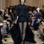 Elaiza Ikeda Instagram - Burberry Spring/Summer 2023 私がまず最初に注目したのは人間の動きに沿って流れ、軽やかにはためくデニムのラインでした。 次に、オーバーなサイズでも、その人の魅力や本質は隠さないアウターやボトムスたち。 ベラのアイコニックなブルーはもちろん、バーバリーらしいベージュのアイウェアなど、目を見張るアイテムが沢山ありました。メンズのスーツもリカルド・ティッシならではのスケールで堪らなかった。 @burberry @riccardotisci17 #BurberrySS23 #BurberryShow
