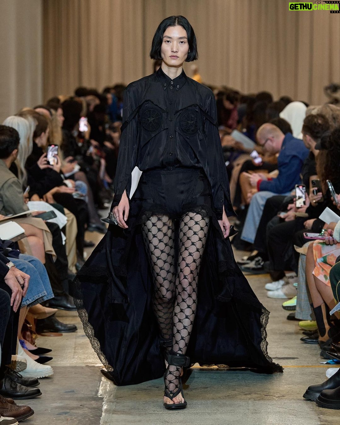 Elaiza Ikeda Instagram - Burberry Spring/Summer 2023 私がまず最初に注目したのは人間の動きに沿って流れ、軽やかにはためくデニムのラインでした。 次に、オーバーなサイズでも、その人の魅力や本質は隠さないアウターやボトムスたち。 ベラのアイコニックなブルーはもちろん、バーバリーらしいベージュのアイウェアなど、目を見張るアイテムが沢山ありました。メンズのスーツもリカルド・ティッシならではのスケールで堪らなかった。 @burberry @riccardotisci17 #BurberrySS23 #BurberryShow