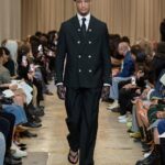 Elaiza Ikeda Instagram - Burberry Spring/Summer 2023 私がまず最初に注目したのは人間の動きに沿って流れ、軽やかにはためくデニムのラインでした。 次に、オーバーなサイズでも、その人の魅力や本質は隠さないアウターやボトムスたち。 ベラのアイコニックなブルーはもちろん、バーバリーらしいベージュのアイウェアなど、目を見張るアイテムが沢山ありました。メンズのスーツもリカルド・ティッシならではのスケールで堪らなかった。 @burberry @riccardotisci17 #BurberrySS23 #BurberryShow