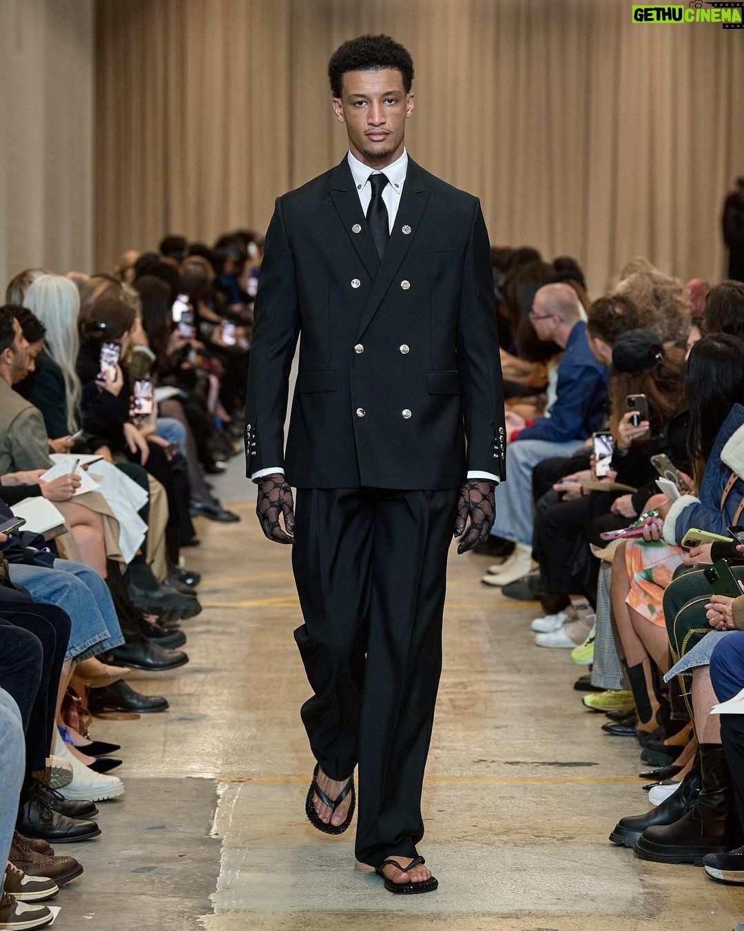 Elaiza Ikeda Instagram - Burberry Spring/Summer 2023 私がまず最初に注目したのは人間の動きに沿って流れ、軽やかにはためくデニムのラインでした。 次に、オーバーなサイズでも、その人の魅力や本質は隠さないアウターやボトムスたち。 ベラのアイコニックなブルーはもちろん、バーバリーらしいベージュのアイウェアなど、目を見張るアイテムが沢山ありました。メンズのスーツもリカルド・ティッシならではのスケールで堪らなかった。 @burberry @riccardotisci17 #BurberrySS23 #BurberryShow