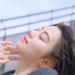 Elaiza Ikeda Instagram - @maquillage_jp #毛穴レス美容液クッションファンデ 発売開始🖤 私にとってちょうどいい質感。 美容液配合が嬉しいクッションファンデです。忙しい朝もこれで時短。 是非試してみて☺️