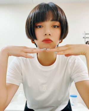 Elaiza Ikeda Instagram - 後ろの消毒系の存在感