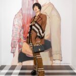 Elaiza Ikeda Instagram - バーバリー×ブルーピリオド バーバリー表参道にて、 アイコニックバッグ、ローラバッグからインスパイアされて誕生したローラというキャラクターが入り口の先でどんとお出迎え。 全ての壁が描き下ろしの漫画でいっぱいになったフロアでは、魅力的なキャラクターの言葉たちを浴びるように見ることができてとても素敵でした🤍 是非体験しにきてね🎨 #バーバリーxブルーピリオド #BurberryxBluePeriod @burberry
