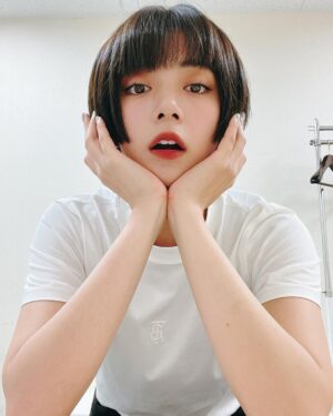 Elaiza Ikeda Instagram - 後ろの消毒系の存在感