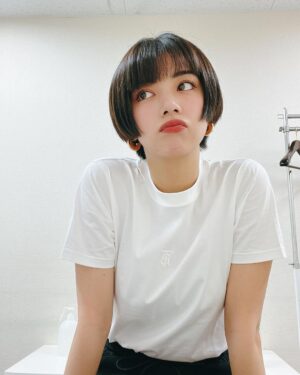 Elaiza Ikeda Instagram - 後ろの消毒系の存在感