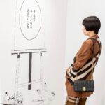Elaiza Ikeda Instagram - バーバリー×ブルーピリオド バーバリー表参道にて、 アイコニックバッグ、ローラバッグからインスパイアされて誕生したローラというキャラクターが入り口の先でどんとお出迎え。 全ての壁が描き下ろしの漫画でいっぱいになったフロアでは、魅力的なキャラクターの言葉たちを浴びるように見ることができてとても素敵でした🤍 是非体験しにきてね🎨 #バーバリーxブルーピリオド #BurberryxBluePeriod @burberry