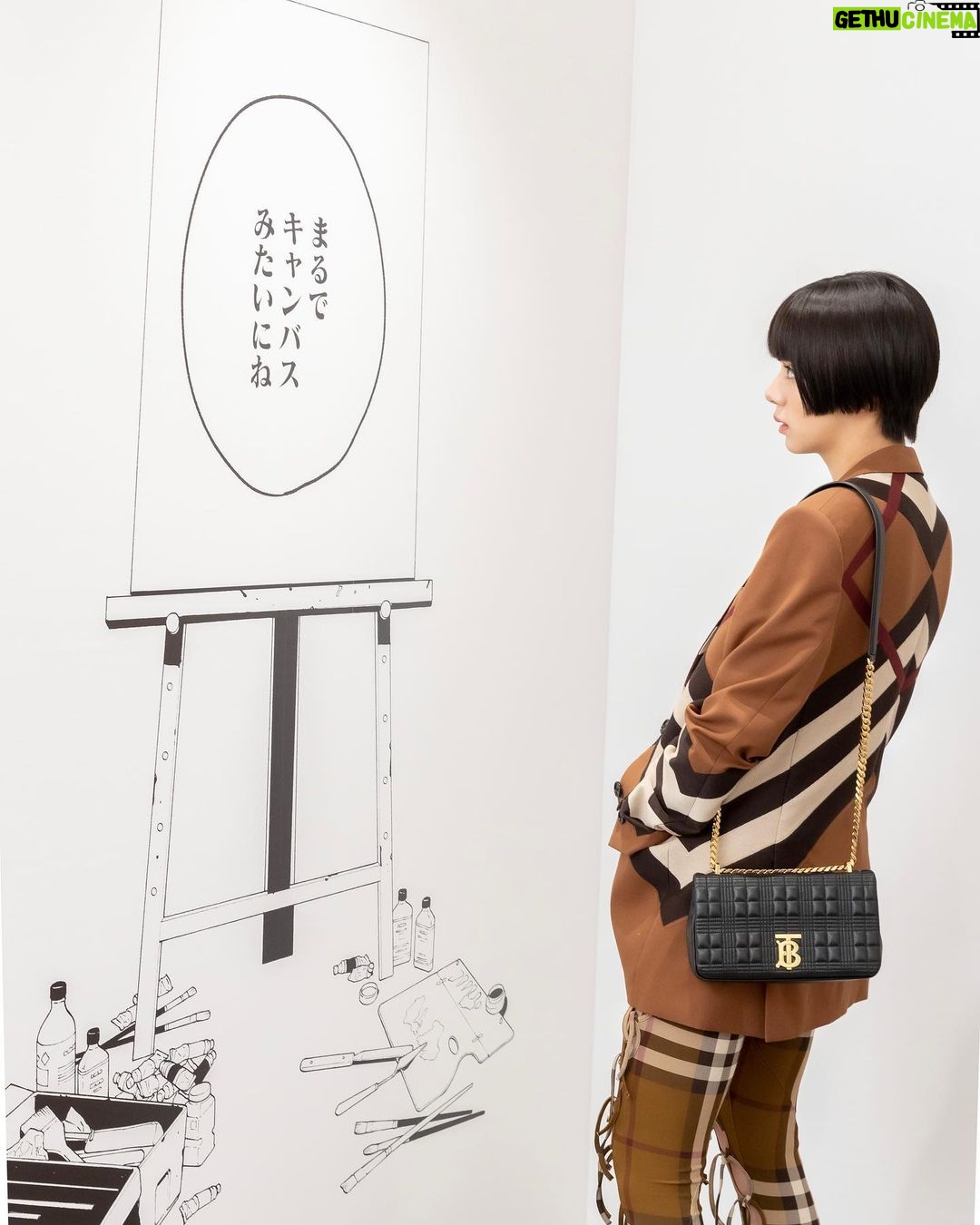 Elaiza Ikeda Instagram - バーバリー×ブルーピリオド バーバリー表参道にて、 アイコニックバッグ、ローラバッグからインスパイアされて誕生したローラというキャラクターが入り口の先でどんとお出迎え。 全ての壁が描き下ろしの漫画でいっぱいになったフロアでは、魅力的なキャラクターの言葉たちを浴びるように見ることができてとても素敵でした🤍 是非体験しにきてね🎨 #バーバリーxブルーピリオド #BurberryxBluePeriod @burberry