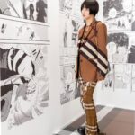 Elaiza Ikeda Instagram - バーバリー×ブルーピリオド バーバリー表参道にて、 アイコニックバッグ、ローラバッグからインスパイアされて誕生したローラというキャラクターが入り口の先でどんとお出迎え。 全ての壁が描き下ろしの漫画でいっぱいになったフロアでは、魅力的なキャラクターの言葉たちを浴びるように見ることができてとても素敵でした🤍 是非体験しにきてね🎨 #バーバリーxブルーピリオド #BurberryxBluePeriod @burberry